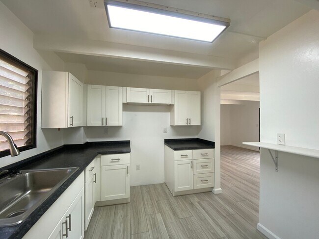 Building Photo - Townhome 3 Bedroom, 1 Bath