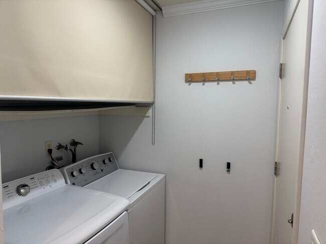 Foto del edificio - Gorgeous Lower End Unit with Inside Laundry Available Now!