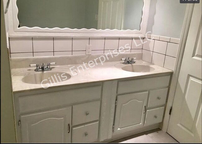 Bathroom - 2819 McKinley Rd