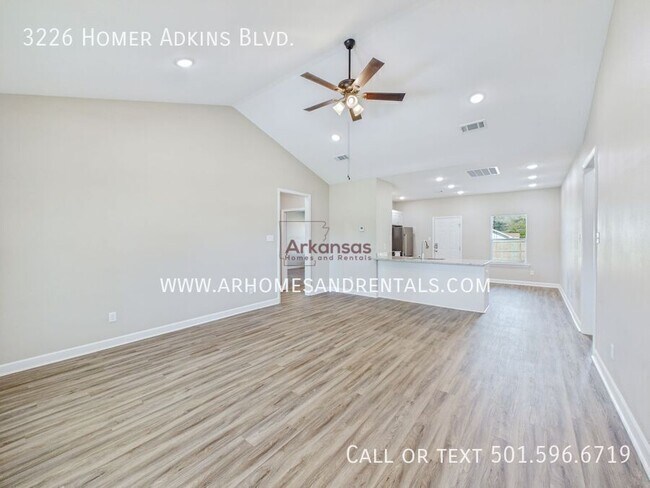 Foto del edificio - 3226 Homer Adkins Blvd