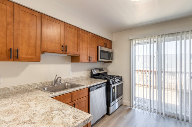 Building Photo - Newport Landings Apartment Community