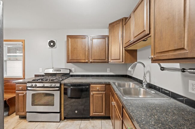 Building Photo - 1711 Rose Pl W