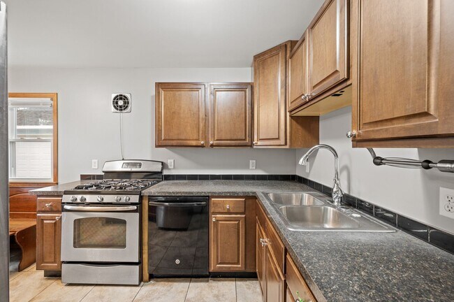 Building Photo - Beautiful 3BR/2Bath House Available Now!