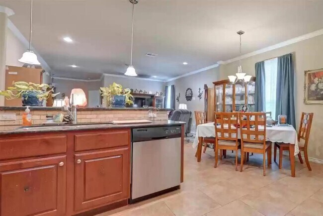 Foto del edificio - August PRE-LEASE!! GREAT 3 Bedroom, 3 Bath...