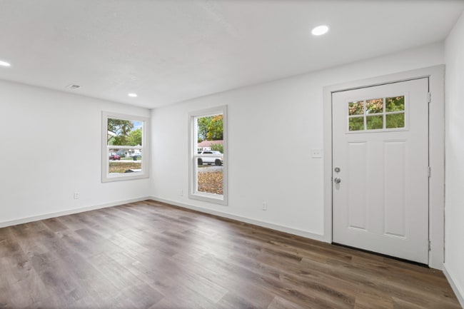 Building Photo - 4407 S Ocheltree St