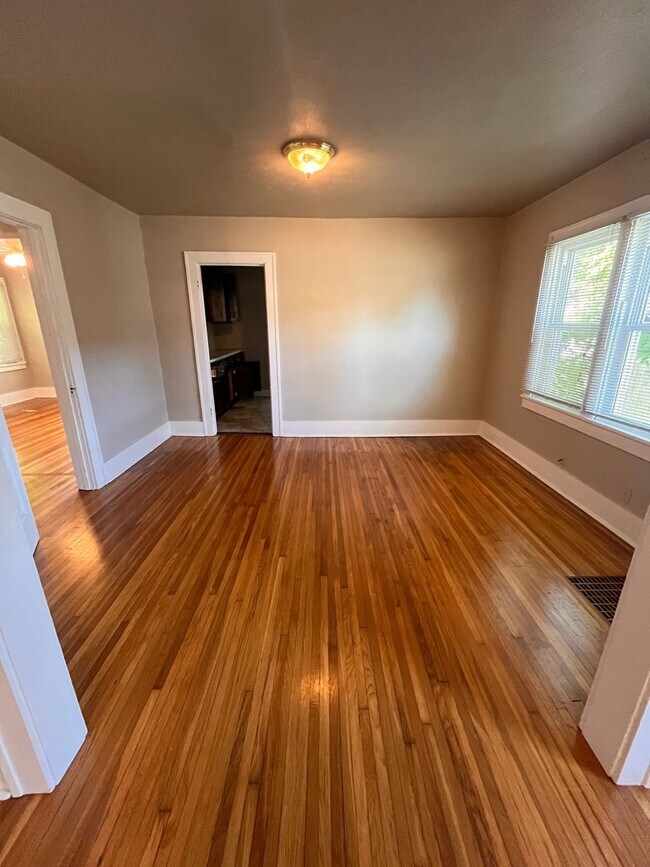 Building Photo - Charming 2 bedroom 1 bath