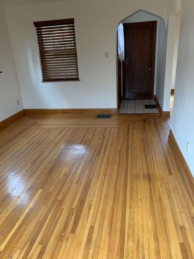 Building Photo - Lovely Two Bedroom Home on a Quiet Street