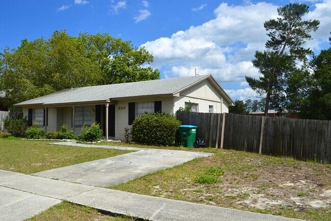 Building Photo - 3 Bedroom, 2 Bath Deltona Home Ready for I...
