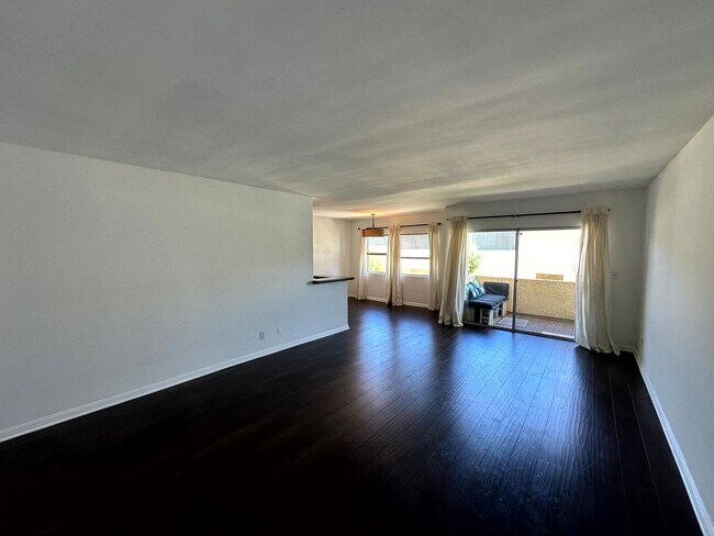 Foto del edificio - Spacious Upper level 1 bed -1 bath with parking and pool in Encino