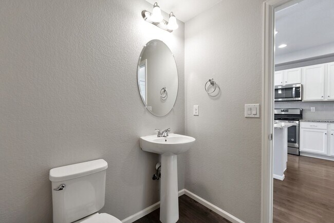 Foto del edificio - Modern 3BR Townhome in Avion | Pool, Hot Tub & Attached Garage