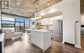 Building Photo - 60 Bathurst St
