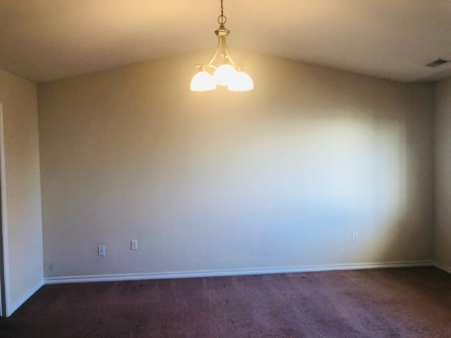 Building Photo - Beautiful Townhome