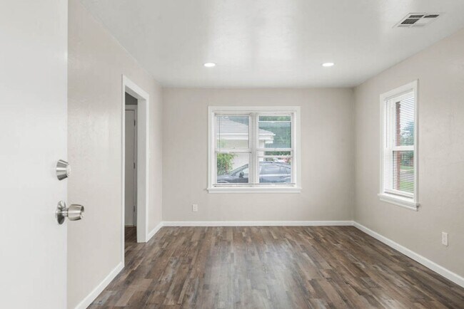 Building Photo - Babb Dr Duplex