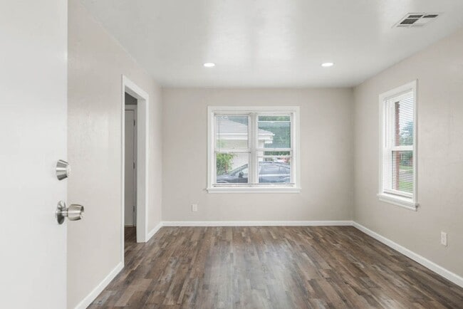 Building Photo - Cozy 2 Bed 1 Bath Near Tinker Air Force Base!