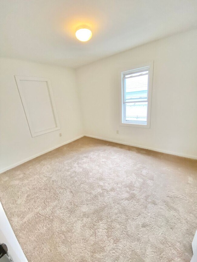 Building Photo - 132 N Champlain St