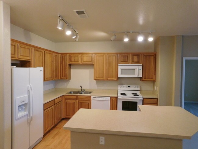 Building Photo - Fantastic condo in the City