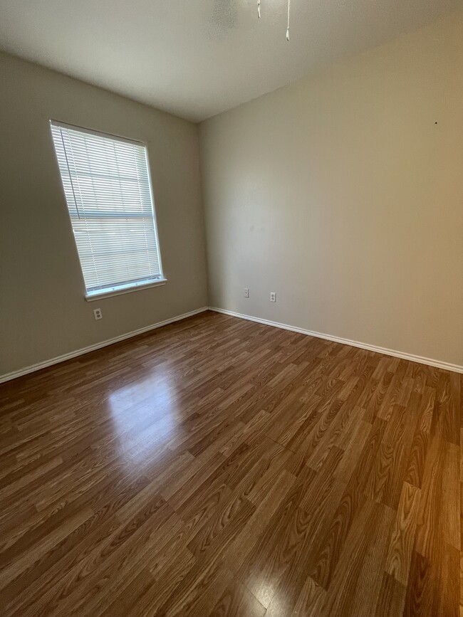 Building Photo - 2202 S Tourist Dr