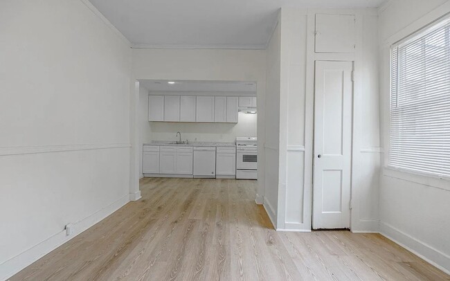Building Photo - 4 bedroom, 2 bathroom near the University ...