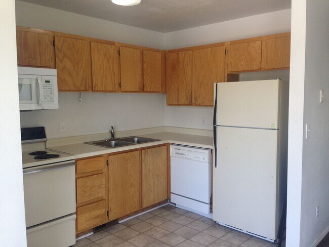 Foto del edificio - Ground Level Apartment