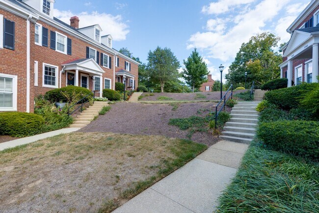 Foto del edificio - Charming End-Unit Townhouse in Fairlington