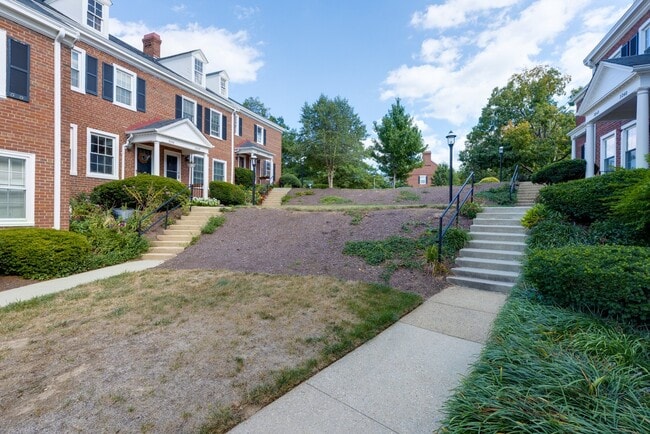 Building Photo - Charming End-Unit Townhouse in Fairlington