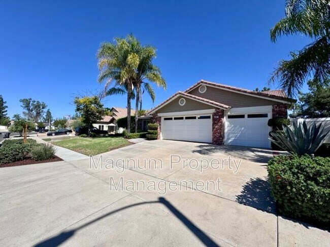 Foto del edificio - 687 Black Oak Cir