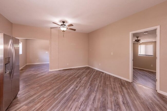 Building Photo - 2 Bed Home walking distance to College and...