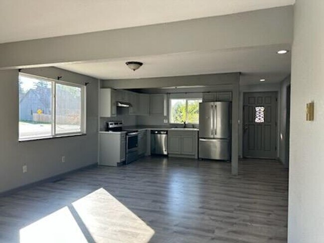 Building Photo - 5 Bedroom, 2 Bath in the Silver Beach Area!