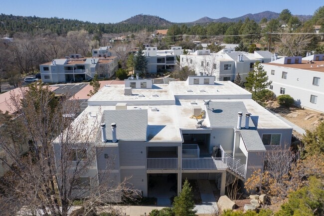 Building Photo - 2nd floor condo close to downtown!