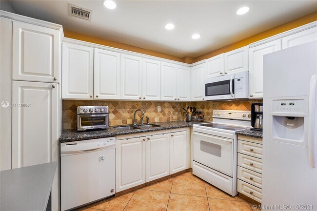 Foto del edificio - 18151 NE 31st Ct