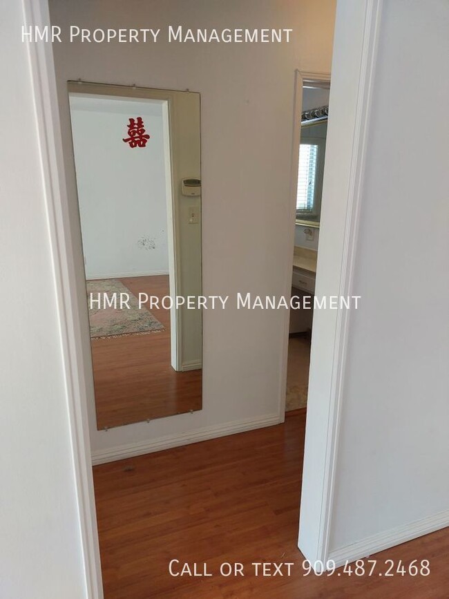 Building Photo - Single Family Home Near restaurant's, bank...