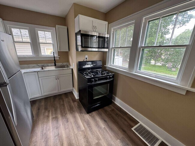 Foto del edificio - Charming 4 Bedroom Home in Convenient Rock Island Location