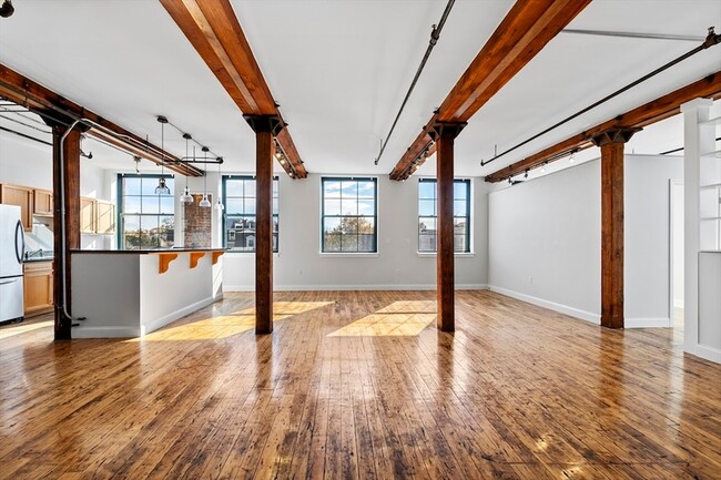 Building Photo - 881 E 1st St