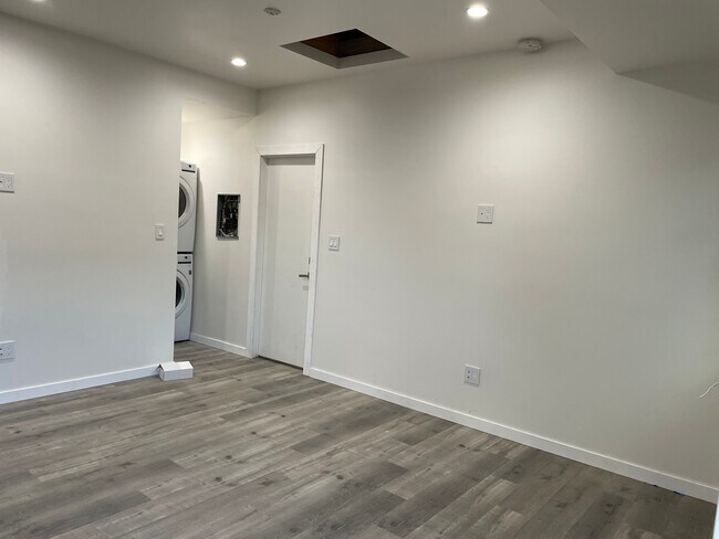 Building Photo - 446 S Frances St
