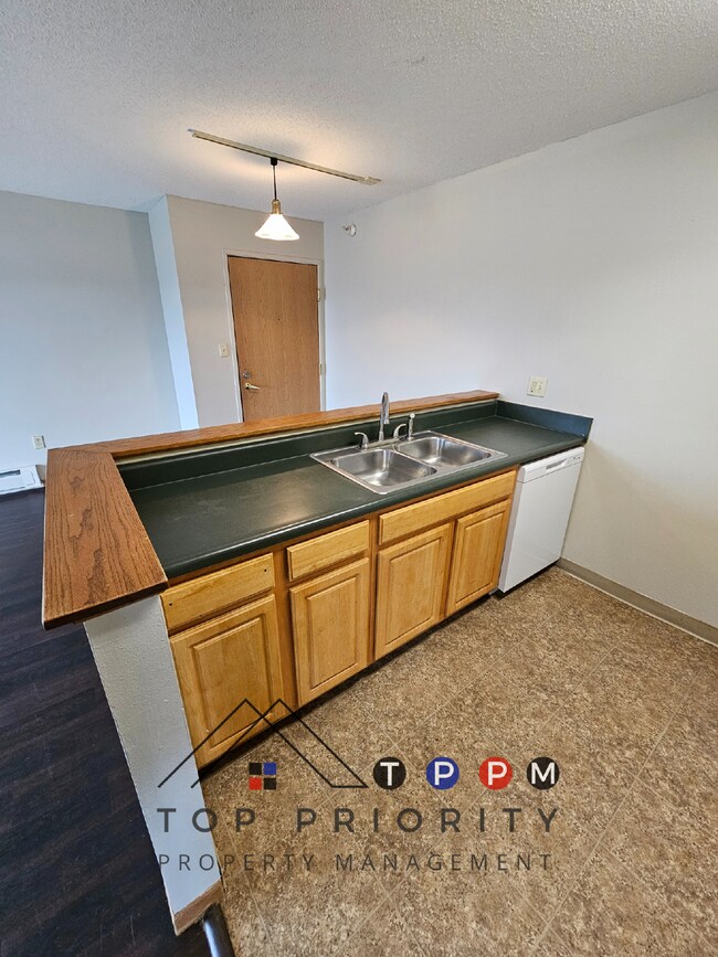Building Photo - 2 Bedroom | 1 Bathroom Unit in Oelwein Ava...