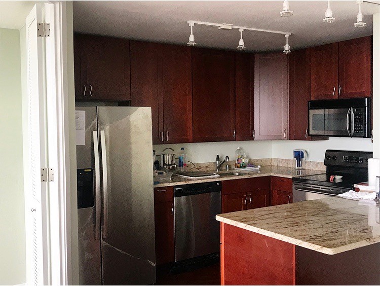 Cocina abierta, electrodomésticos de acero inoxidable - 655 W Irving Park Rd