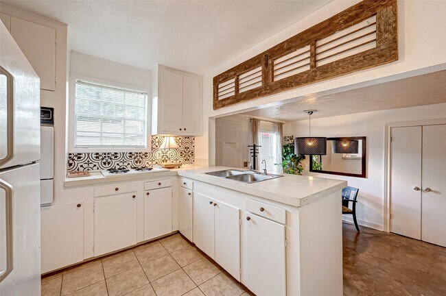 Building Photo - 6018 Berendo St