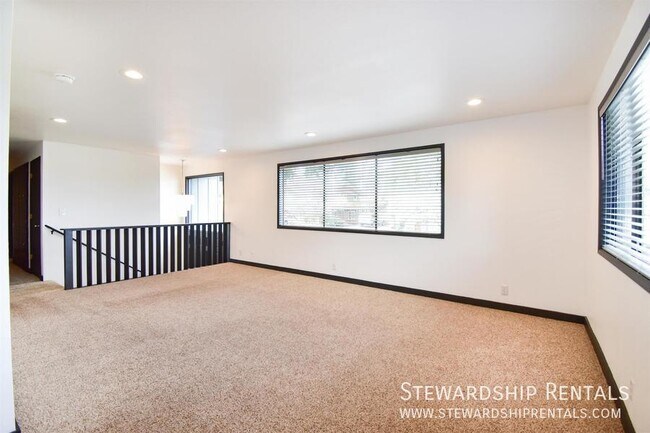 Building Photo - Modern home with an In-Law Suite!