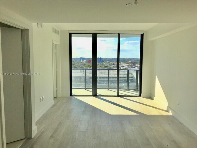 Foto del edificio - 121 NE 34th St