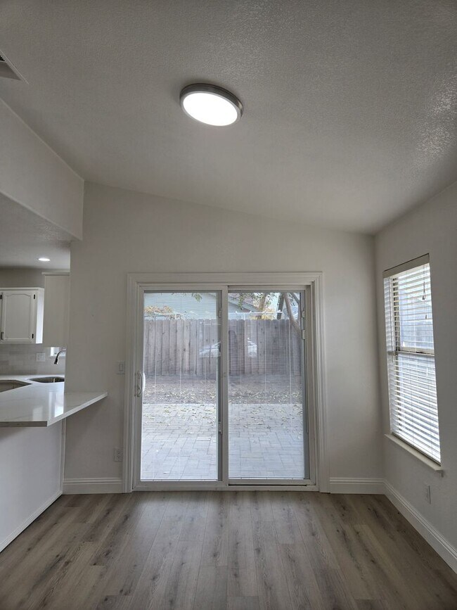 Foto del edificio - 3884 Paula Ct