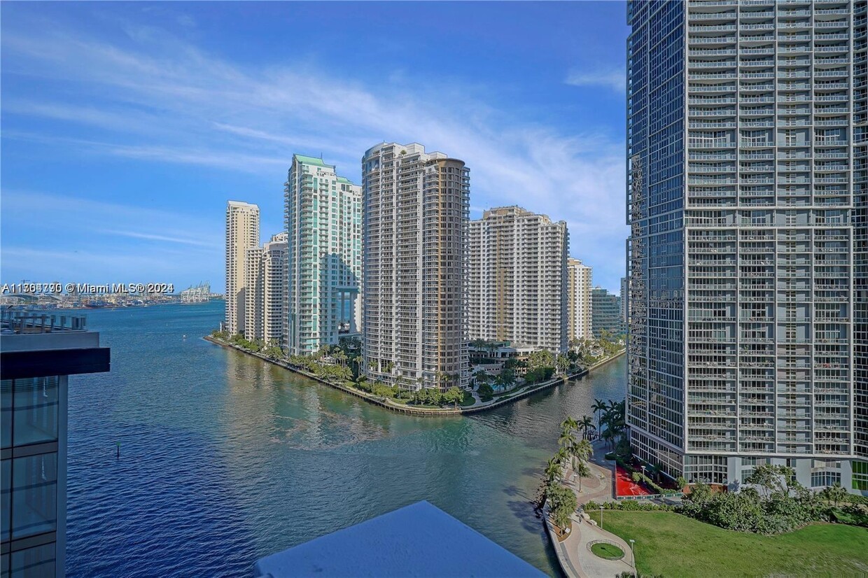 Primary Photo - 200 Biscayne Blvd Way