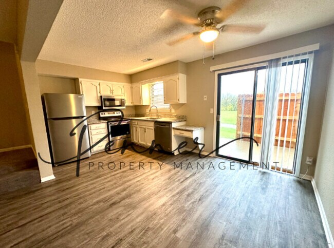 Foto del edificio - 513 NE Newport Dr