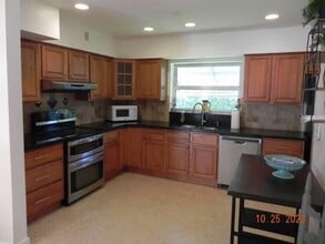 Building Photo - 819 N Highland Dr