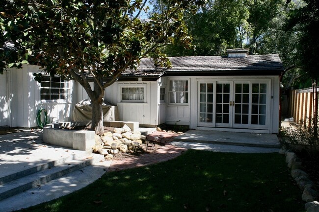 Building Photo - Charming 4 Bedroom Home plus office in Mis...