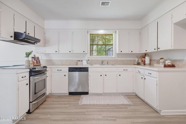 Foto del edificio - 3 bed, 2 bath brick-on-slab on Johnston Street