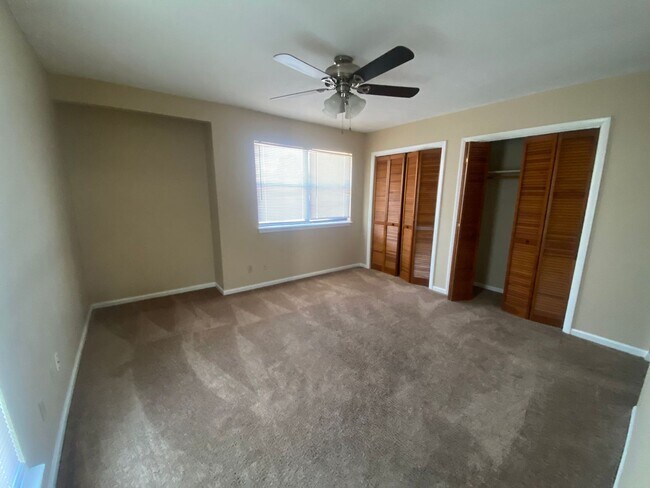 Building Photo - Great Townhome in The Cove! *1/2 OFF Secur...