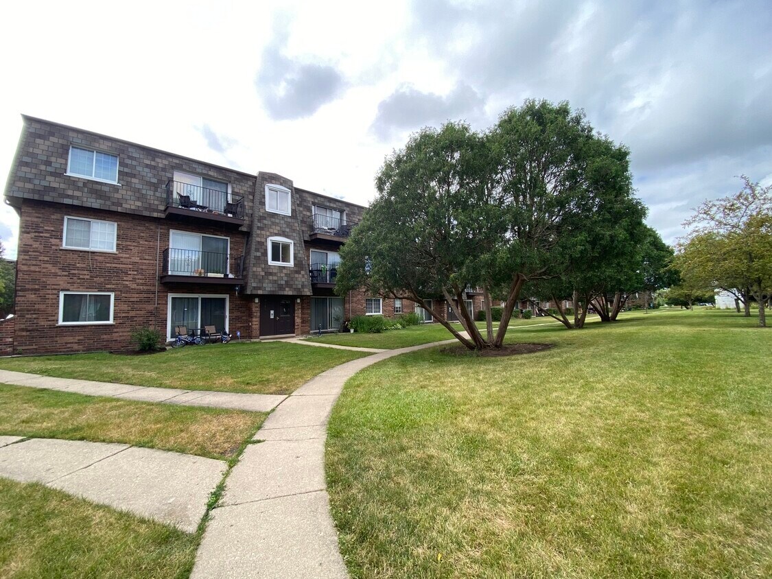 9385 Bay Colony Dr Unit 1S, Des Plaines, IL 60016 Condo for Rent in