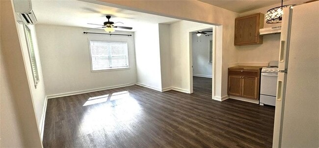 Foto del edificio - 3230 W Shadowlawn Ave NE