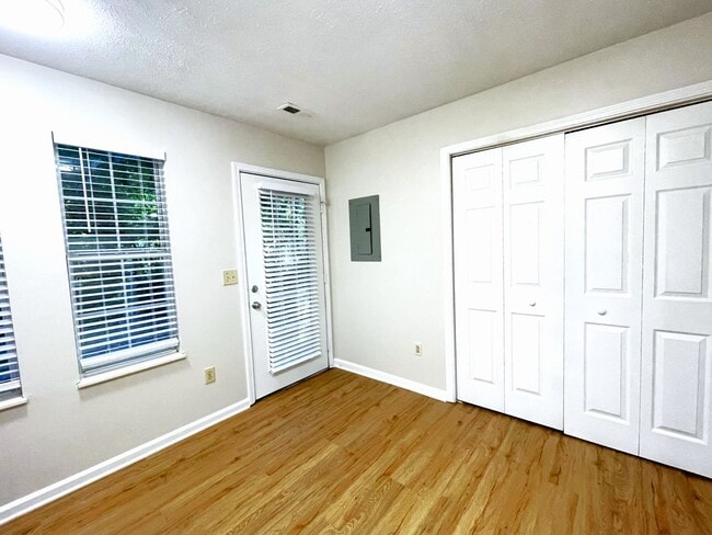Foto del edificio - Spacious, 2 bedroom, 2.5 bath townhouse fo...