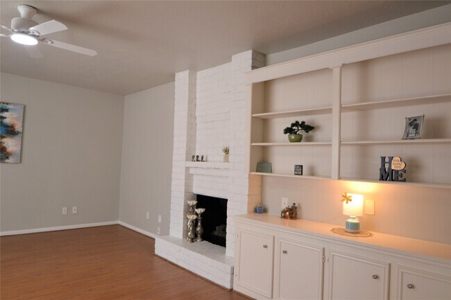 Foto del edificio - 15927 Tumbling Rapids Dr